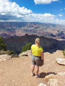 vrouw kijkt over Grand Canyon